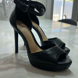 Gianni Bini Heels Black leather platforms